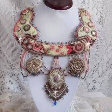 Collar Arc-En-Ciel Haute-Couture bordado con un cabujón de porcelana Limoge, cristales Swarovski y perlas. 